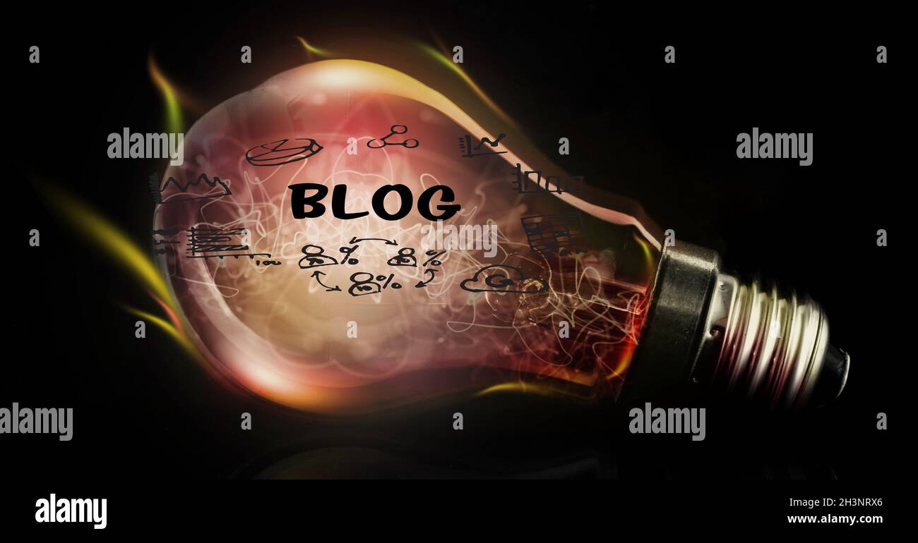 Illustrazione di lampadina incandescente con blog e icone di social networking su sfondo nero Foto Stock