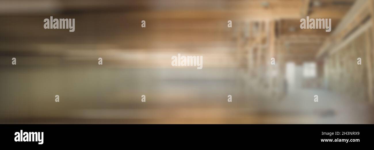 Immagine sfocata di cantiere vuoto con incompleto ufficio strutture in legno Foto Stock