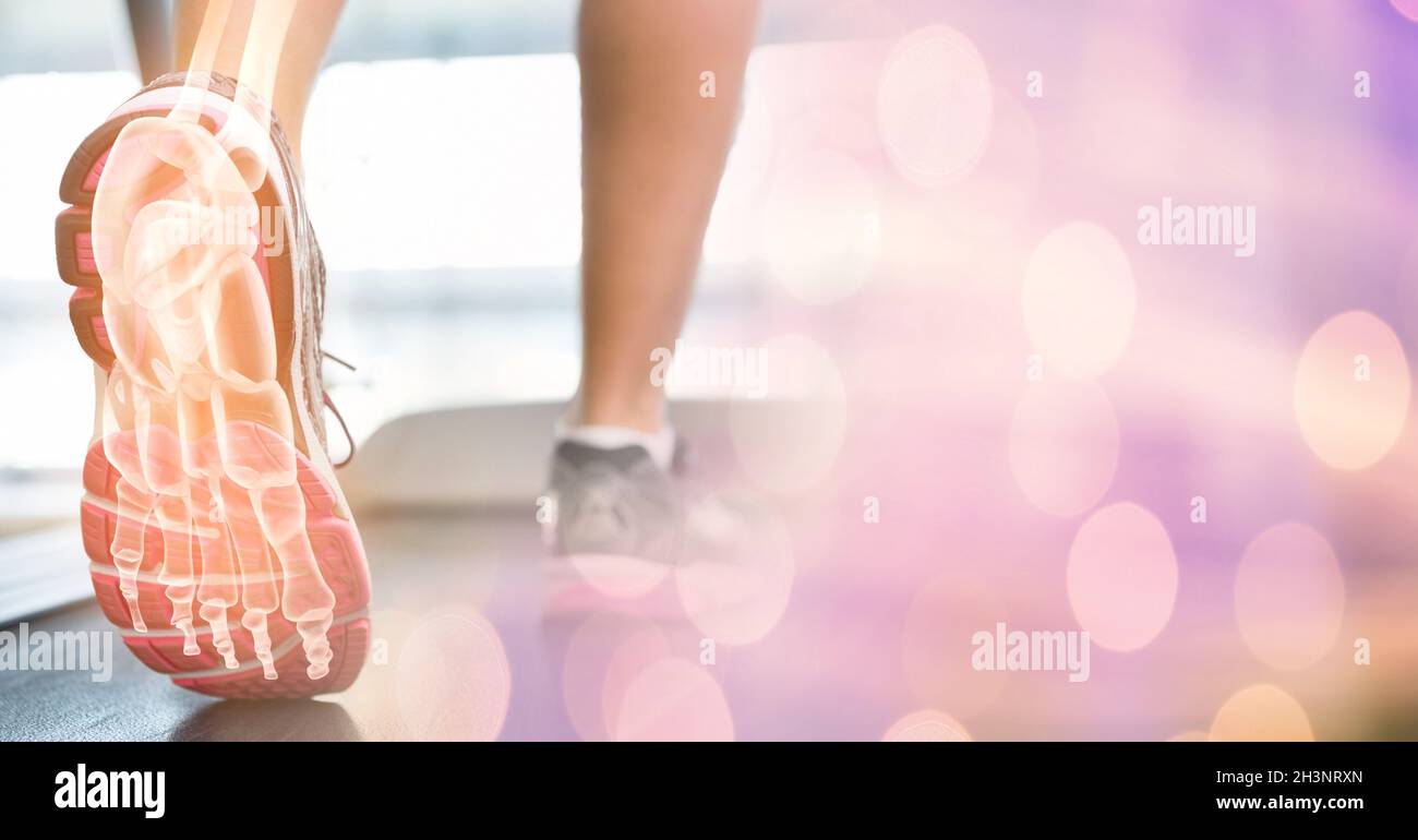 Le ossa del piede dell'atleta maschile nelle scarpe sportive che corrono sul tapis roulant nel fitness club Foto Stock