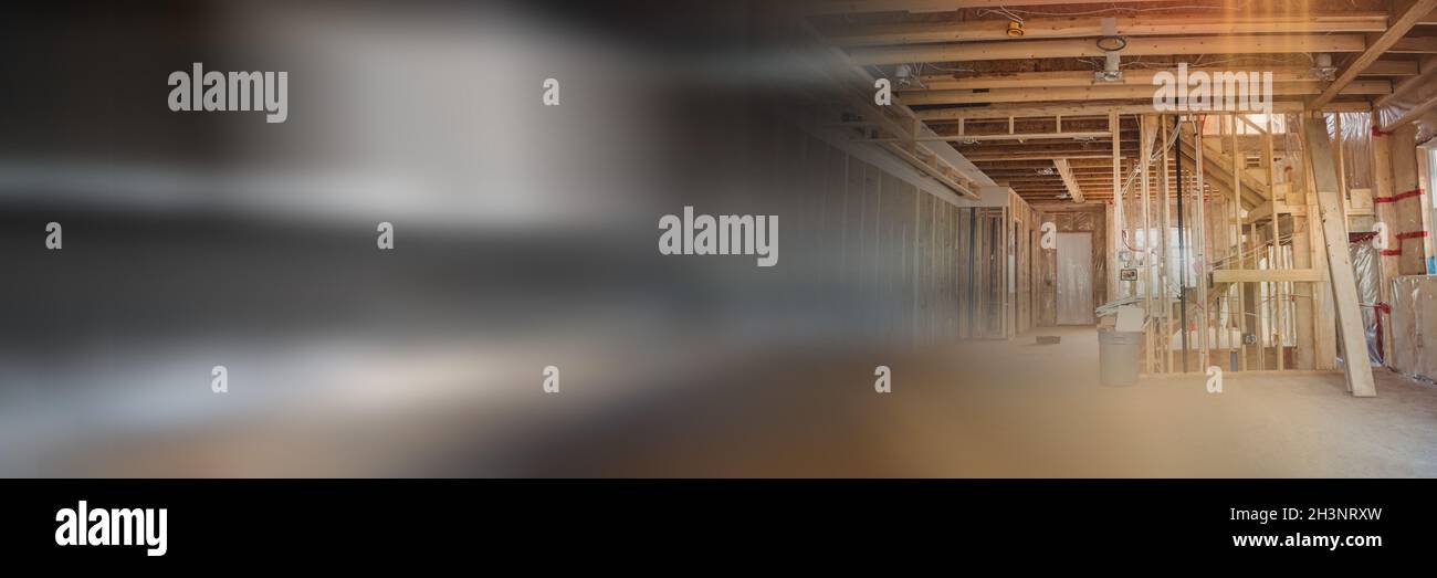 Immagine sfocata della costruzione con pareti in legno e soffitto in cantiere vuoto Foto Stock