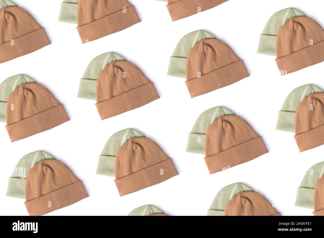 Cappelli in beanie alla moda per un periodo caldo e confortevole in autunno e inverno su sfondo bianco isolato Foto Stock