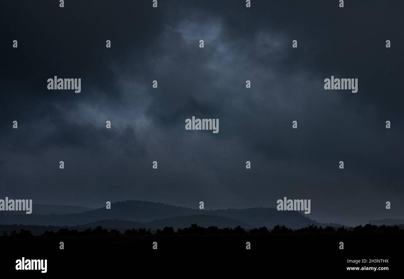 Belle nuvole sulle montagne di Crimea. Sole mattutino sopra le nuvole. Foto Stock