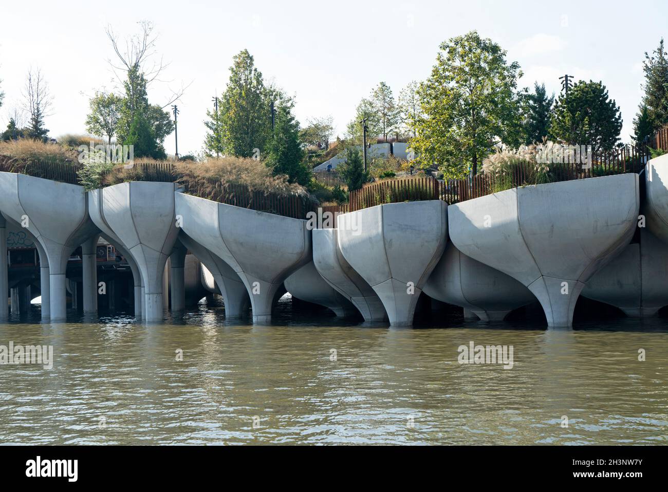 Little Island, un molo pubblico gratuito all'interno del più grande Hudson River Park, aperto al pubblico il 21 maggio 2021. Le piantagioni includono più di 350 spe Foto Stock