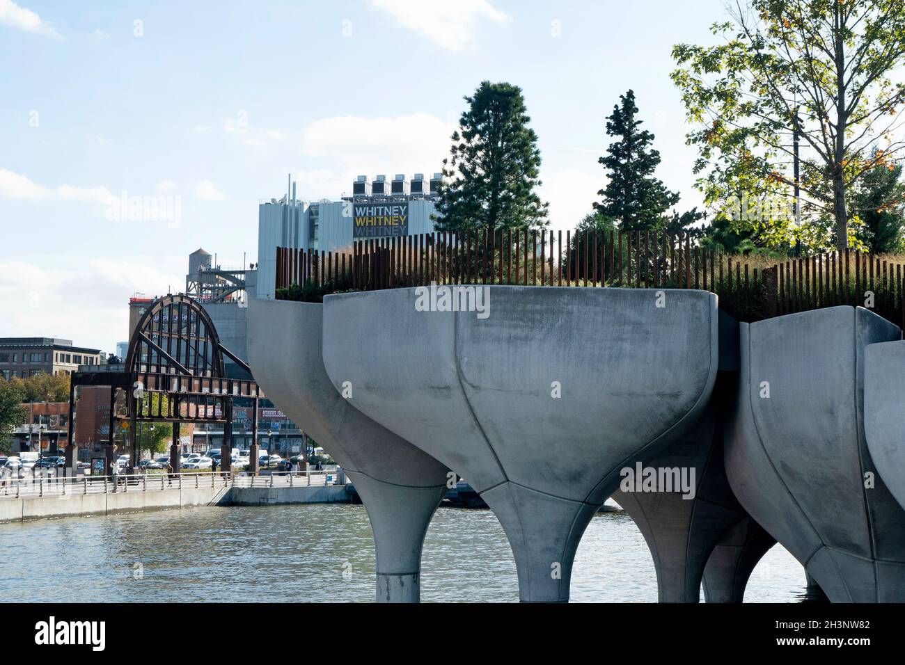 Little Island, un molo pubblico gratuito all'interno del più grande Hudson River Park, aperto al pubblico il 21 maggio 2021. Le piantagioni includono più di 350 spe Foto Stock