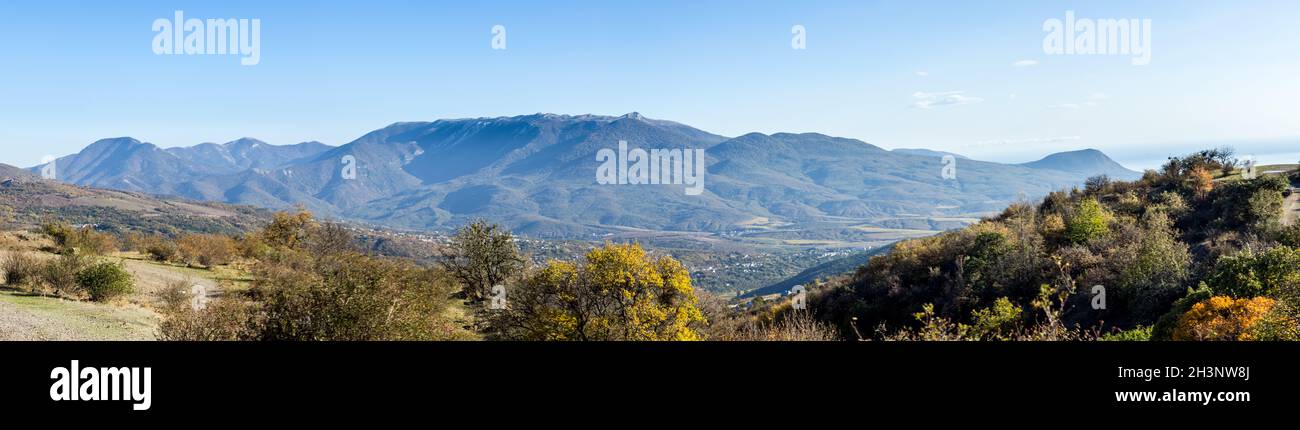 Natura della Crimea, montagne e cielo. Erba e foreste in montagna. Foto Stock