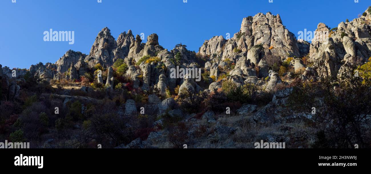 Natura della Crimea, montagne e cielo. Erba e foreste in montagna. Foto Stock