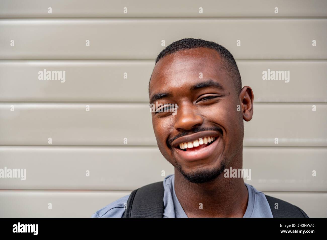 Ritratto di afro giovane sorridente all'aperto Foto Stock