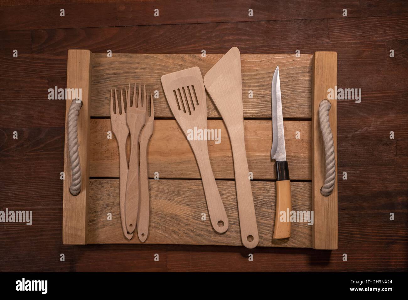 Set di utensili in legno collezione per la vostra cucina su tavola di legno disposizione orizzontale banner. Vista dall'alto sullo sfondo di un tavolo di legno Foto Stock