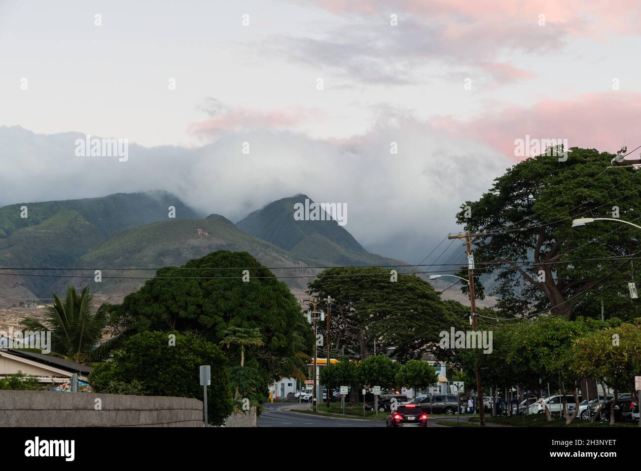 Vista panoramica di Lahaina Street al tramonto, Maui, Hawaii Foto Stock