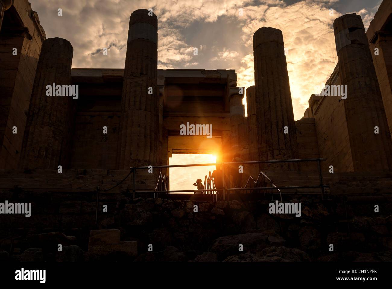 Acropoli di Atene al tramonto, Grecia. Vista soleggiata di Propylea, vecchio ingresso all'Acropoli. E' un'attrazione turistica di Atene. Scenario di Gree Antica Foto Stock