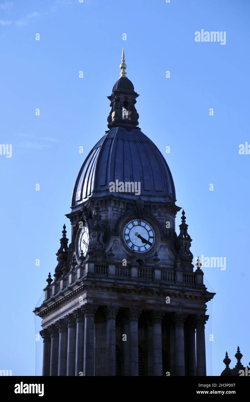 Primo piano della cupola e della torre dell'orologio del municipio di leeds nello yorkshire occidentale, contro un cielo blu Foto Stock