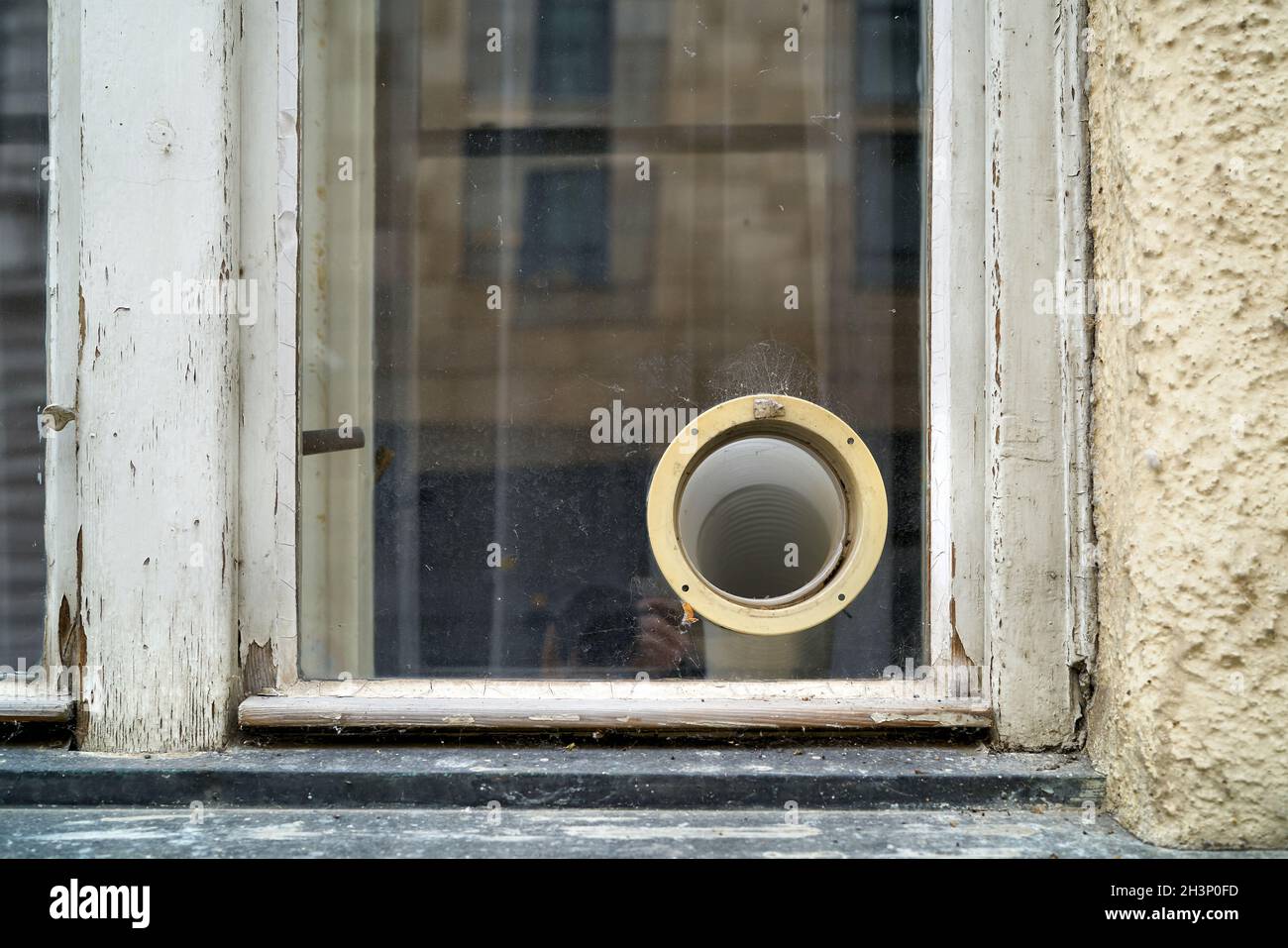 Tubo flessibile di ventilazione di un condizionatore d'aria sulla finestra di Una casa faticata a Praga Foto Stock