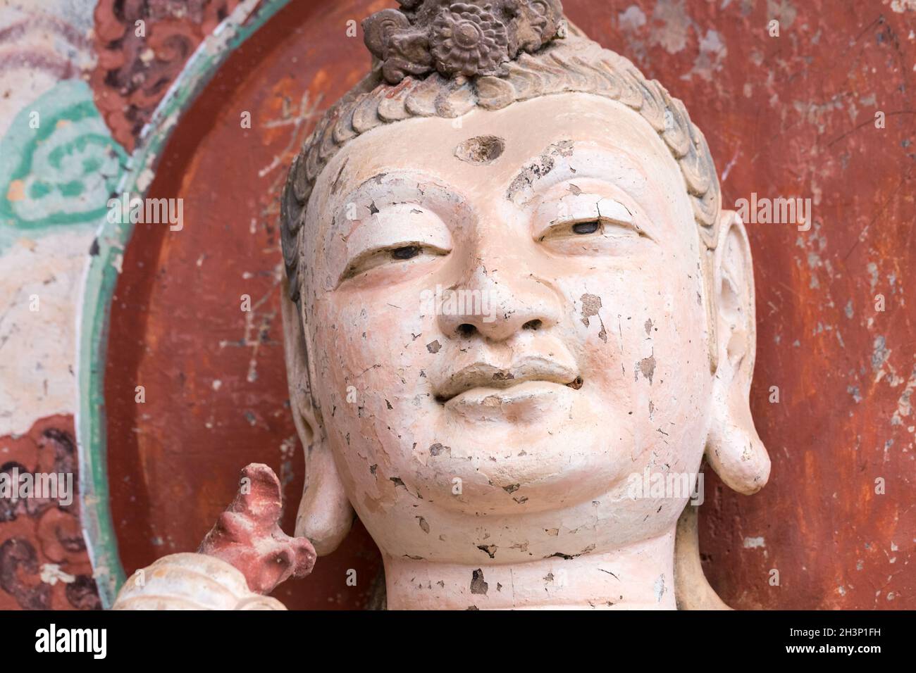 Sorridendo buddha closeup nelle grotte di montagna di maiji Foto Stock