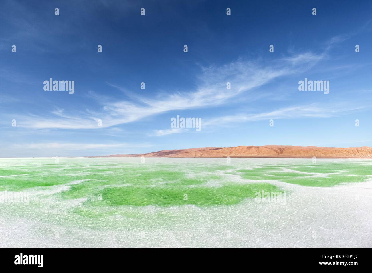 Mangya Jade lago contro un cielo blu Foto Stock