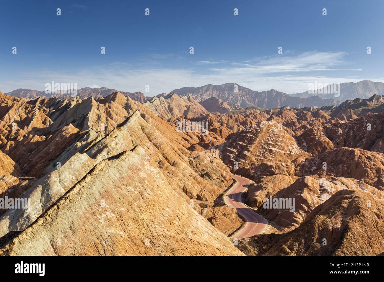 Bel paesaggio collinare e strada tortuosa a zhangye Foto Stock