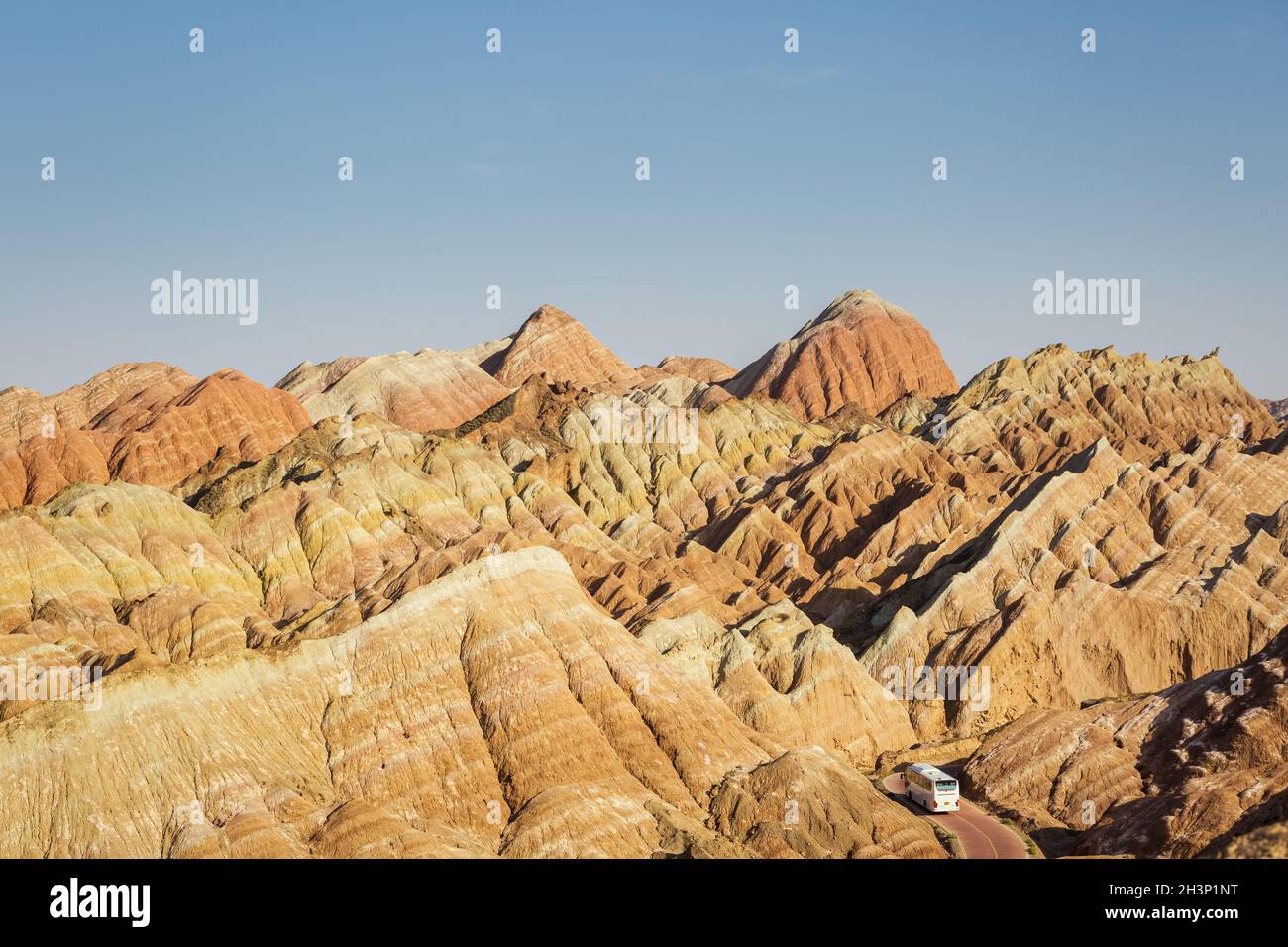 Bel paesaggio collinare e autobus a zhangye Foto Stock