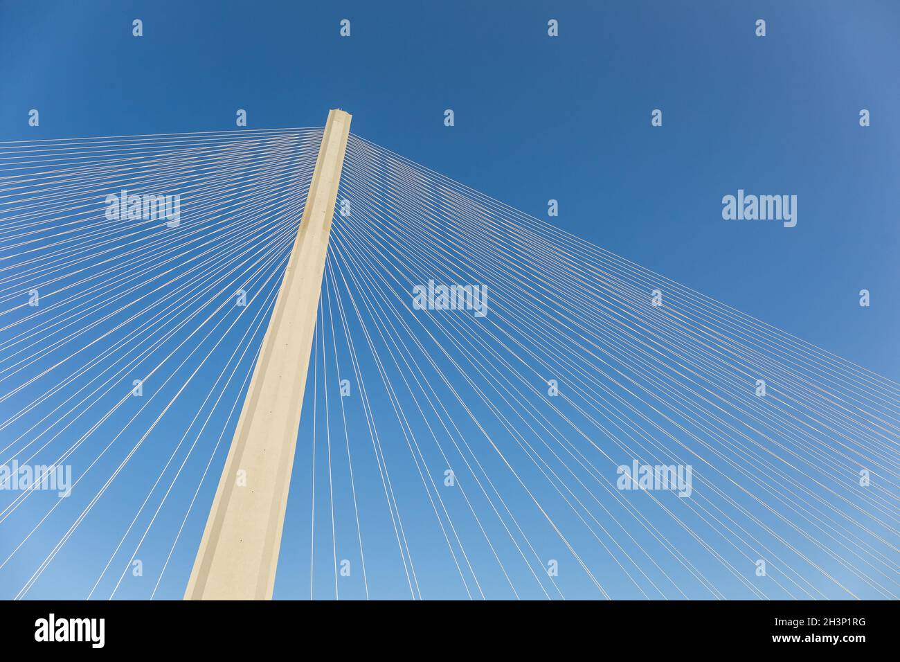 Moderna torre ponte con cavi di supporto Foto Stock