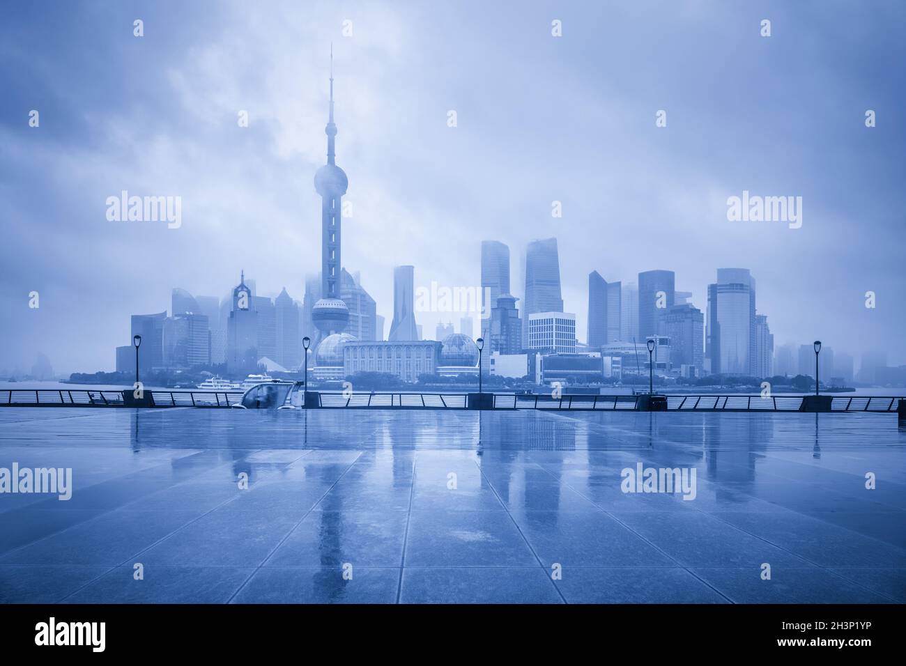 Skyline di Shanghai blu nuvoloso Foto Stock