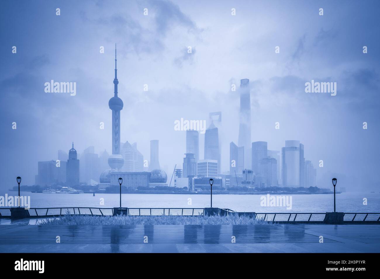 Skyline di Shanghai sotto la pioggia Foto Stock