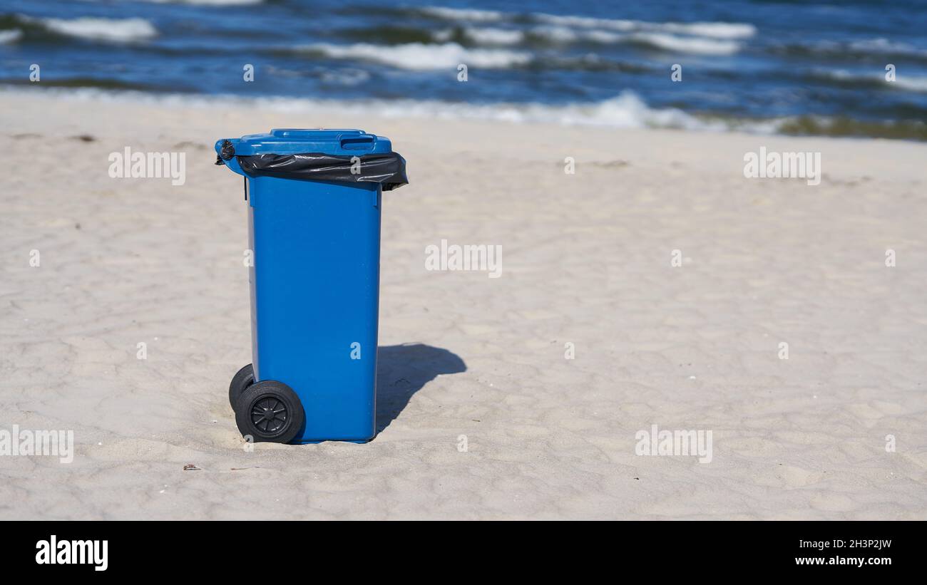Immondizia blu sulla spiaggia di Swinoujscie sulla costa polacca del Mar Baltico Foto Stock