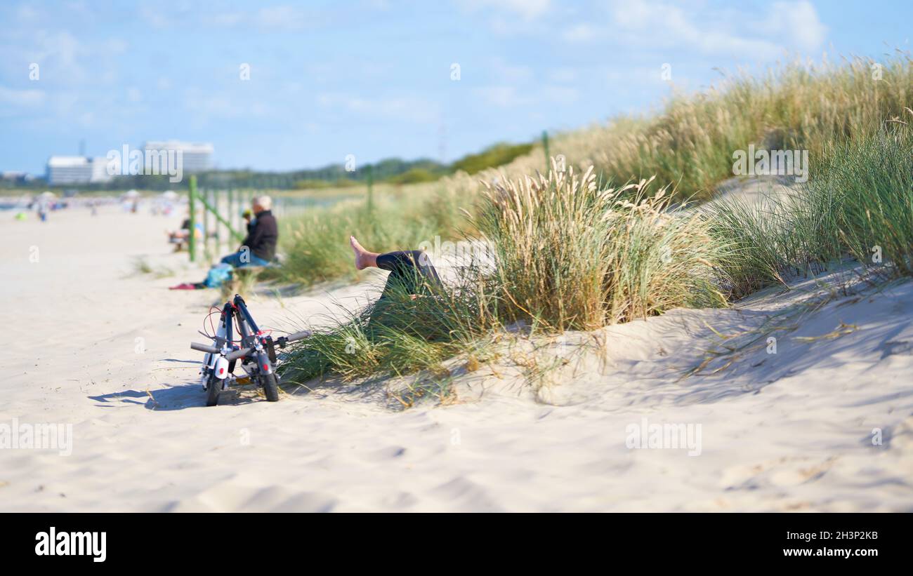 Rilassatevi in una giornata estiva sulla spiaggia di Swinoujscie Sulla costa polacca del Mar Baltico Foto Stock