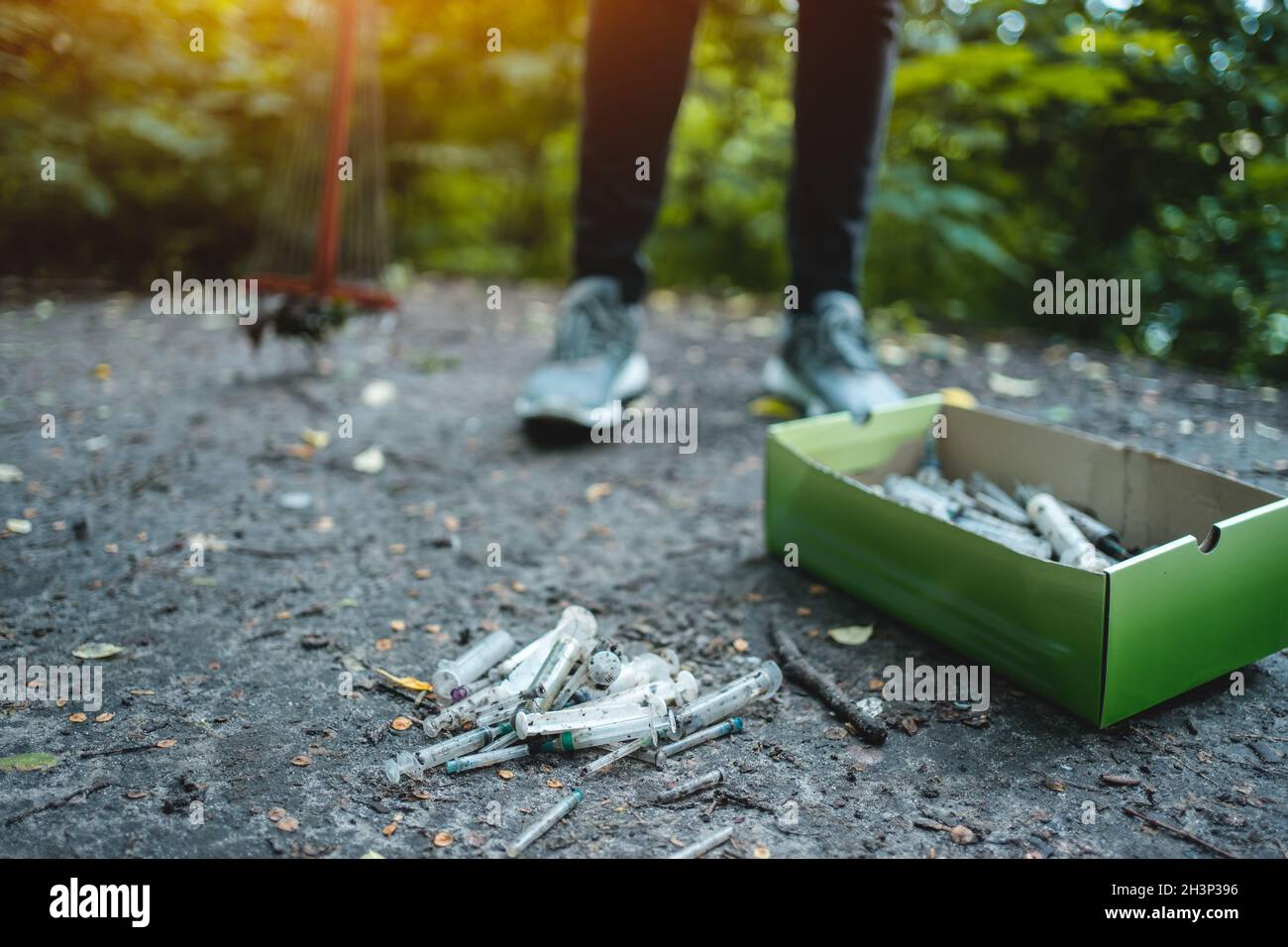 volontariato pulizia parco da siringa usata da junkies tossicodipendenti Foto Stock