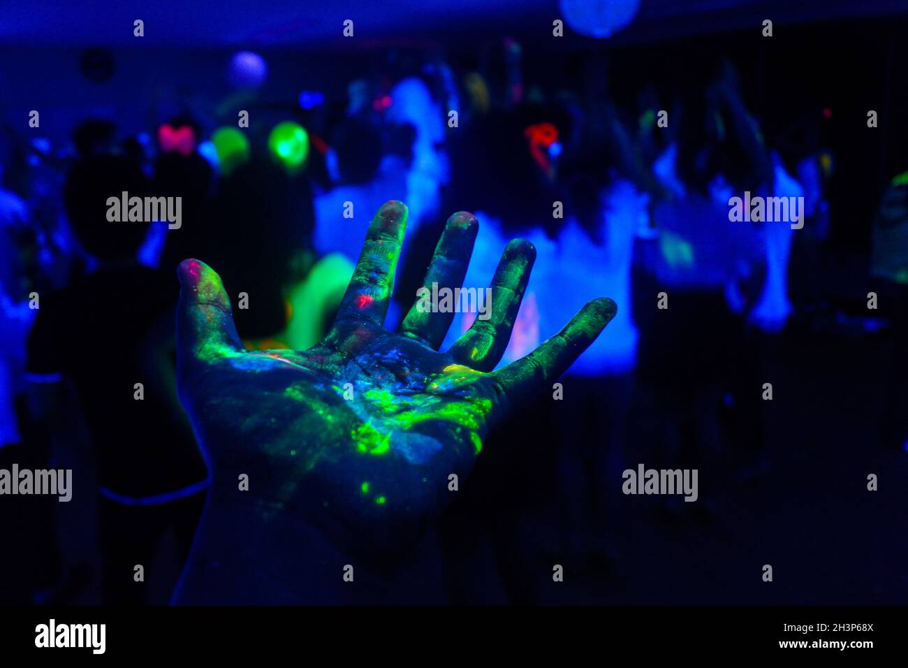 Mano con una vernice fluorescente Foto stock - Alamy