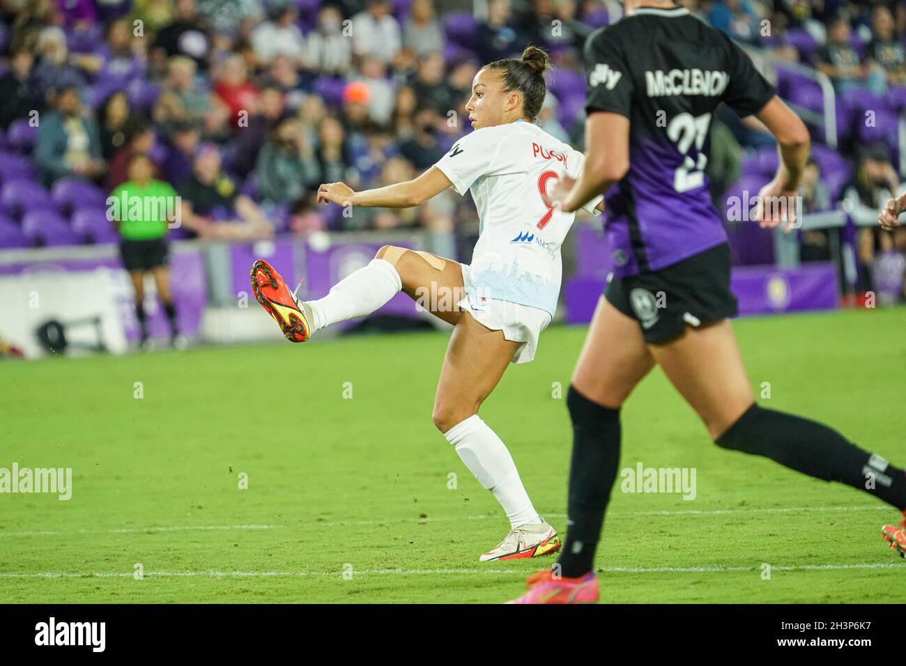 Orlando, Florida, USA, 29 ottobre 2021, Chicago Red Stars Forward Mallory Pugh #29 tenta di segnare contro Orlando Pride all'Exploria Stadium. (Photo Credit: Marty Jean-Louis) Credit: Marty Jean-Louis/Alamy Live News Foto Stock