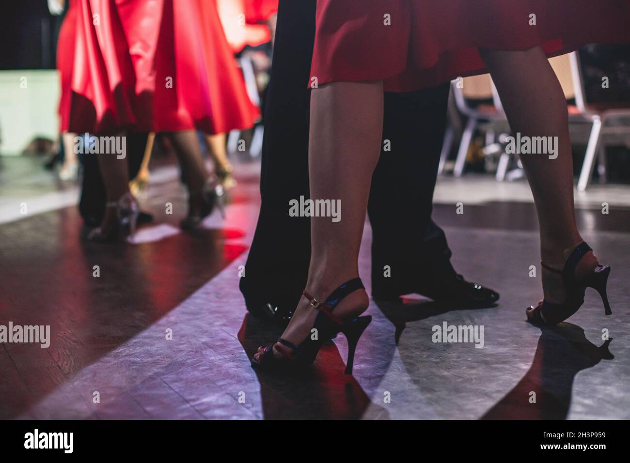 Scarpe da ballo di giovane coppia, Coppie ballando tradizionale latino  argentino milonga danza nella sala da ballo, salsa di tango bachata kizomba  lezione, danza Foto stock - Alamy