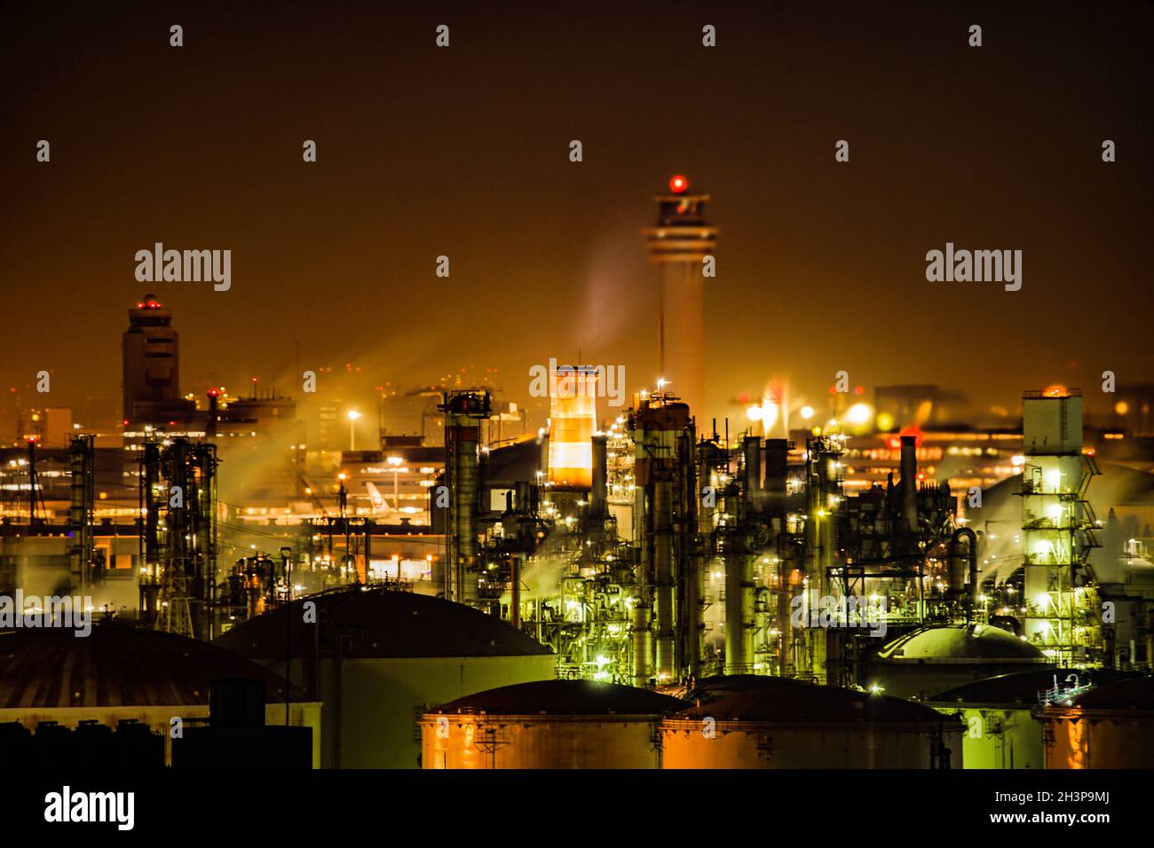 Vista notturna della zona industriale di Keihin, visibile dal Kawasaki Marien Foto Stock