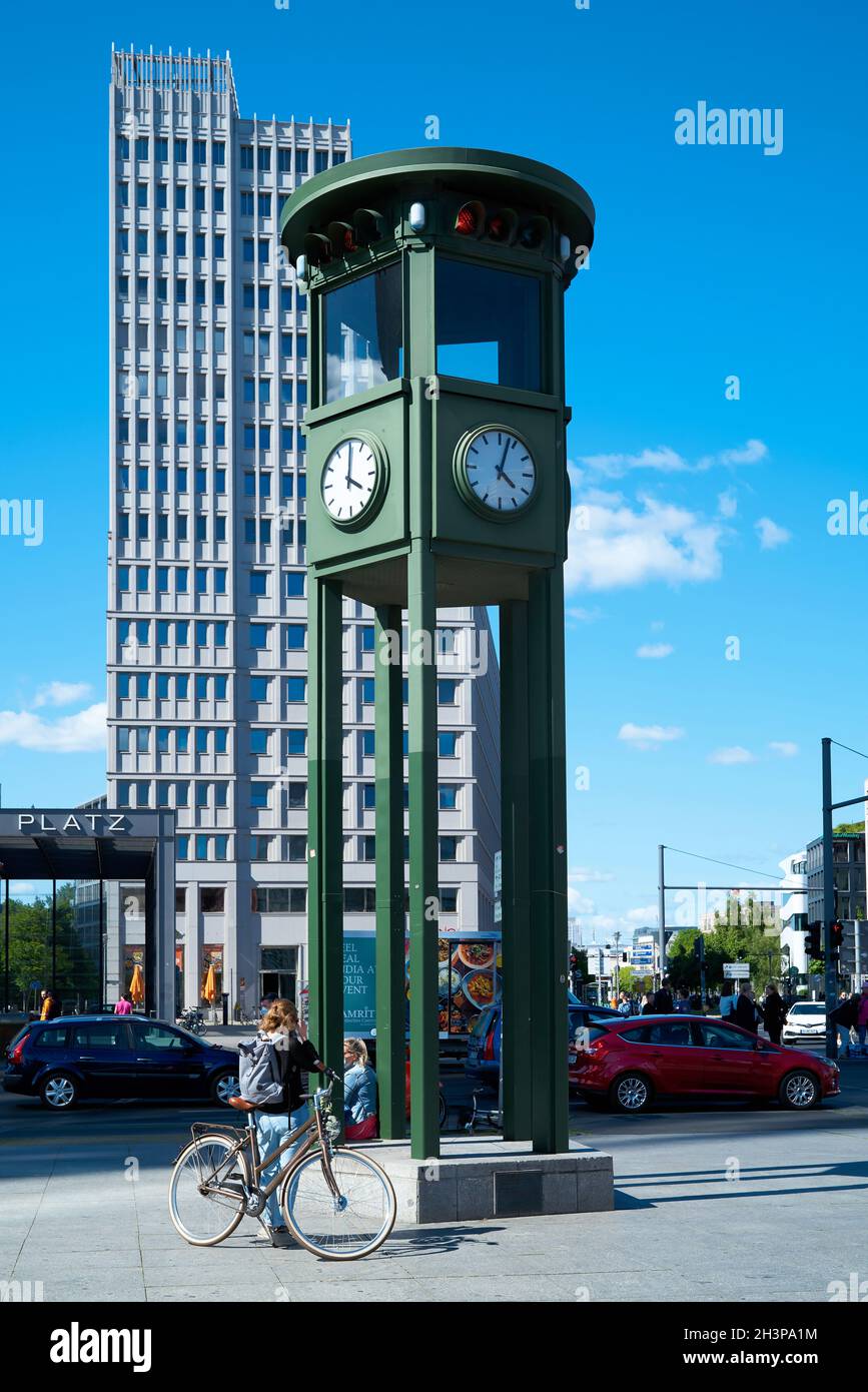 Orologio a Potsdamer Platz a Berlino. E' anche il primo semaforo di Berlino. Foto Stock