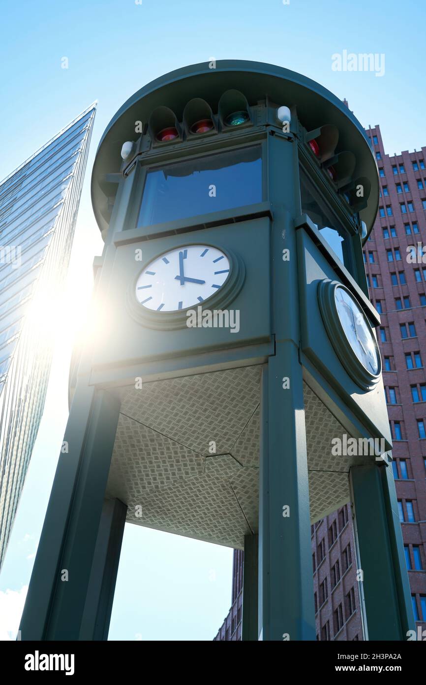 Orologio a Potsdamer Platz a Berlino. E' anche il primo semaforo di Berlino. Foto Stock