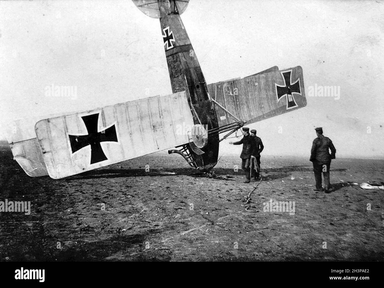 Soldati tedeschi che raddrizzano un aereo tedesco che è sul suo naso. Foto Stock