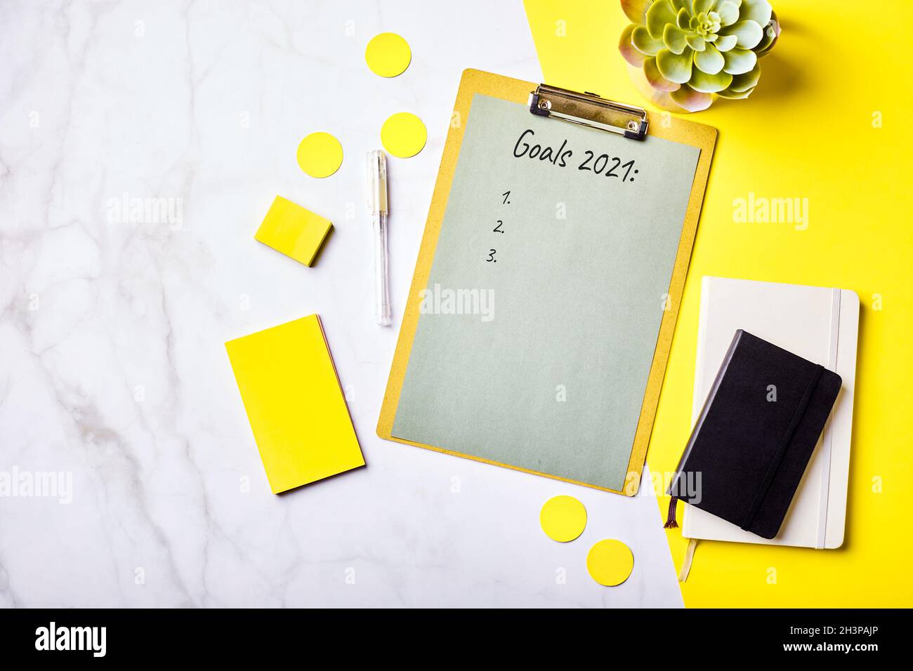 Desktop con appunti e materiali di consumo per ufficio. Home Office, progettazione obiettivo impostazione concetto. Foto Stock