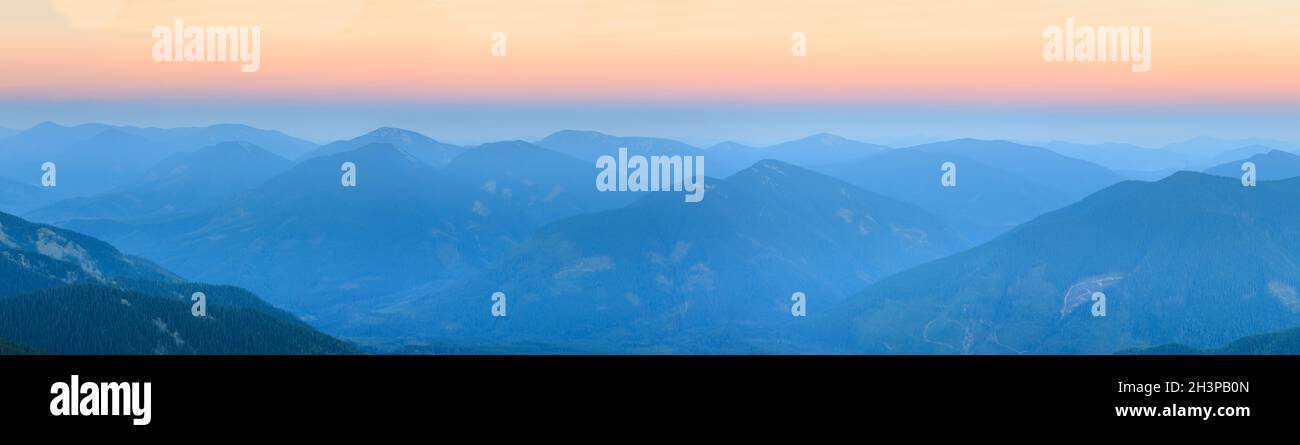 Estate sunrise montagna dei Carpazi. Foto Stock