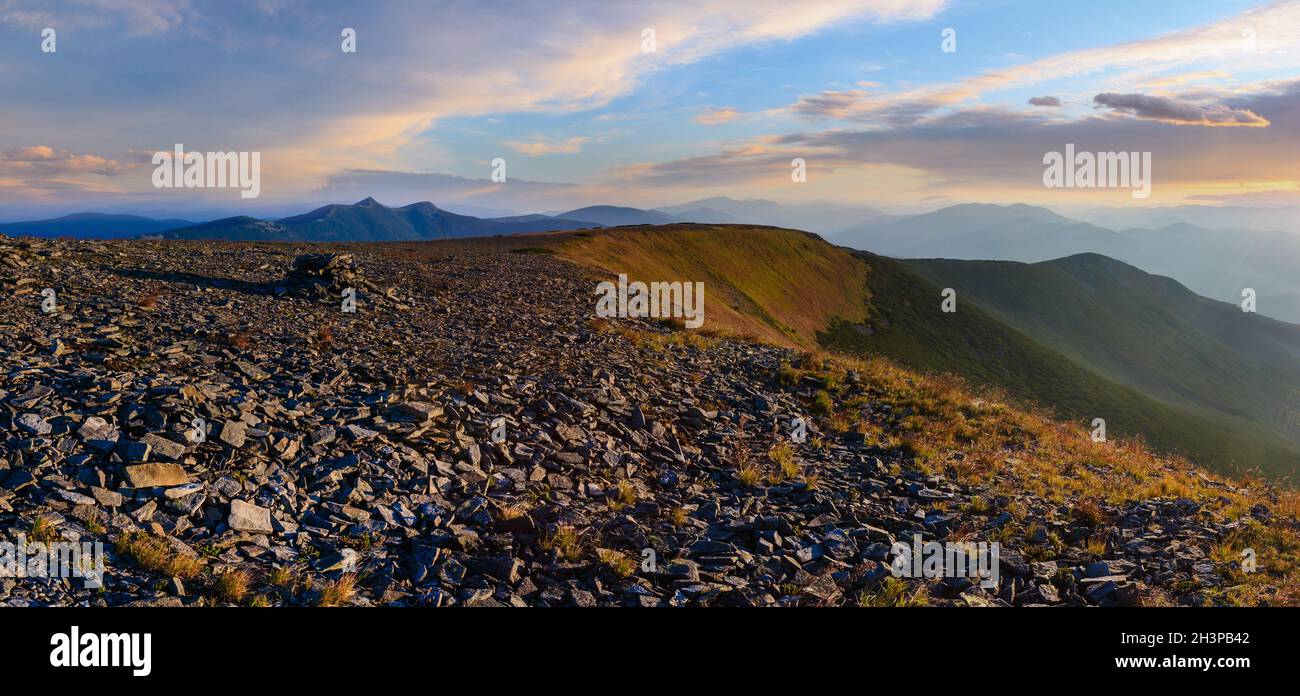 Tramonto estivo Mountain View (Carpazi, Ucraina). Foto Stock