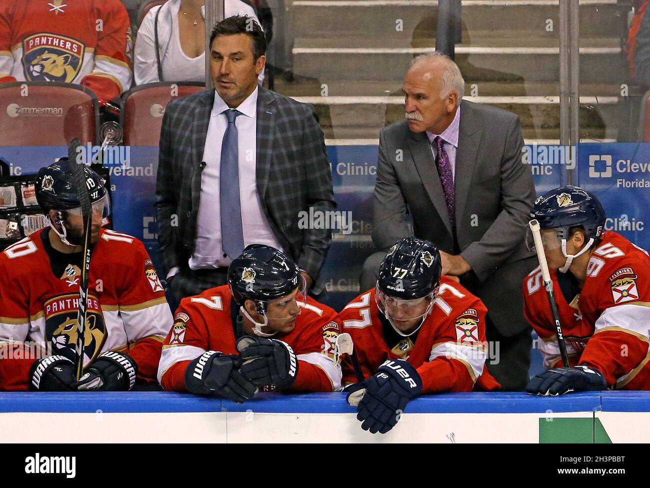 Sunrise, Stati Uniti. 08 ottobre 2019. L'8 ottobre 2019, il capo allenatore della Florida Panthers Joel Quenneville, in alto a destra, e l'assistente allenatore Andrew Brunette guardare dalla panchina durante una partita contro gli uragani Carolina al BB&T Center di Sunrise, Florida. (Foto di David Santiago/Miami Herald/TNS/Sipa USA) Credit: Sipa USA/Alamy Live News Foto Stock