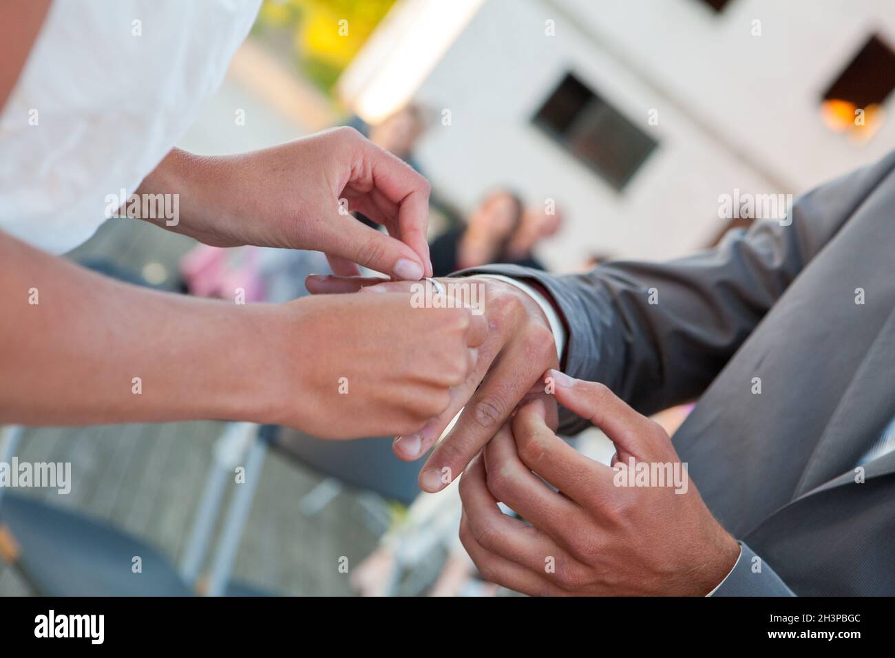 Sposa e lo sposo scambiare gli anelli di nozze. Elegante giovane cerimonia ufficiale Foto Stock