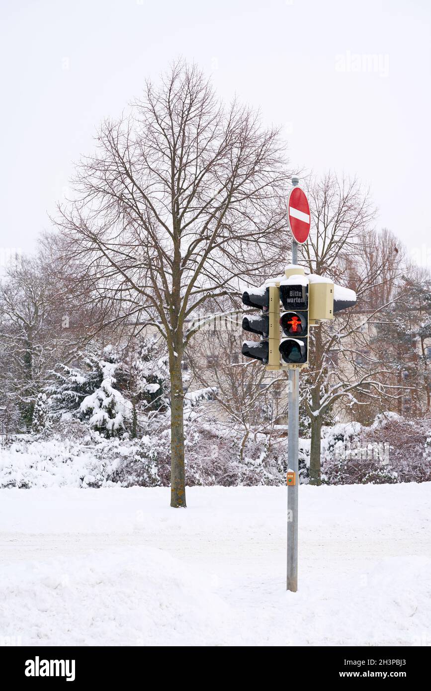 Semafori all'incrocio di Magdeburg in Germania in inverno Foto Stock