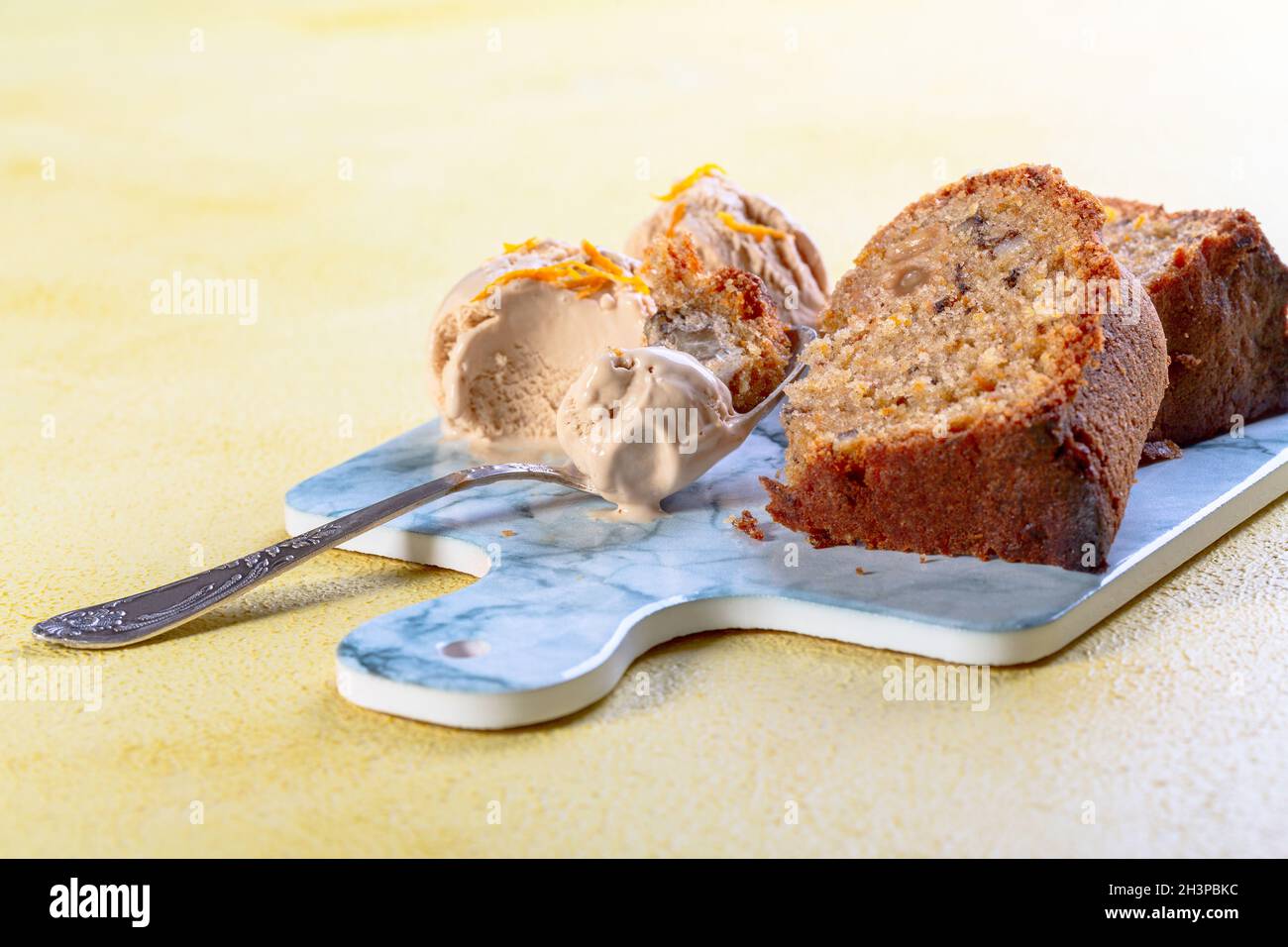 Fette di torta di carota tradizionale. Foto Stock