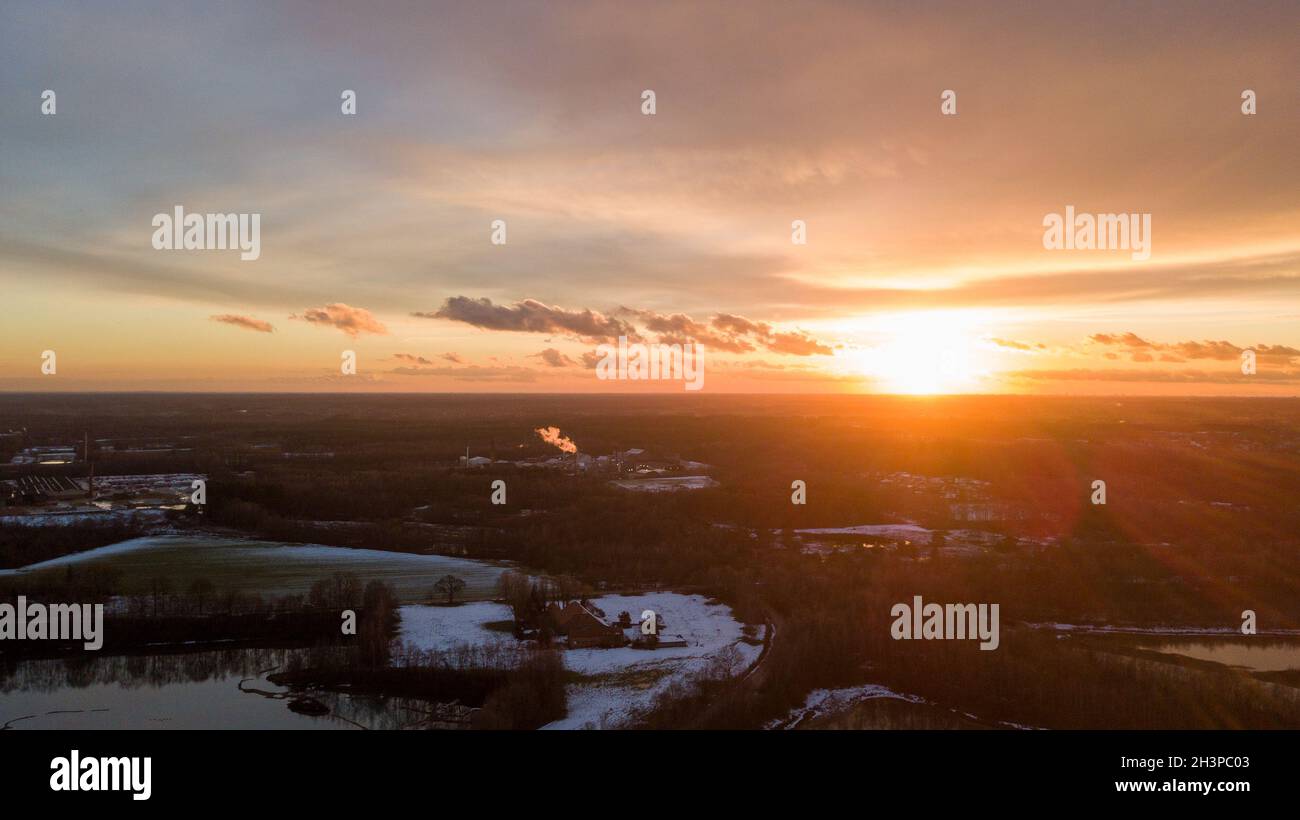 Vista aerea di un bellissimo e drammatico tramonto su un lago forestale riflesso nell'acqua, paesaggio fuco colpo Foto Stock