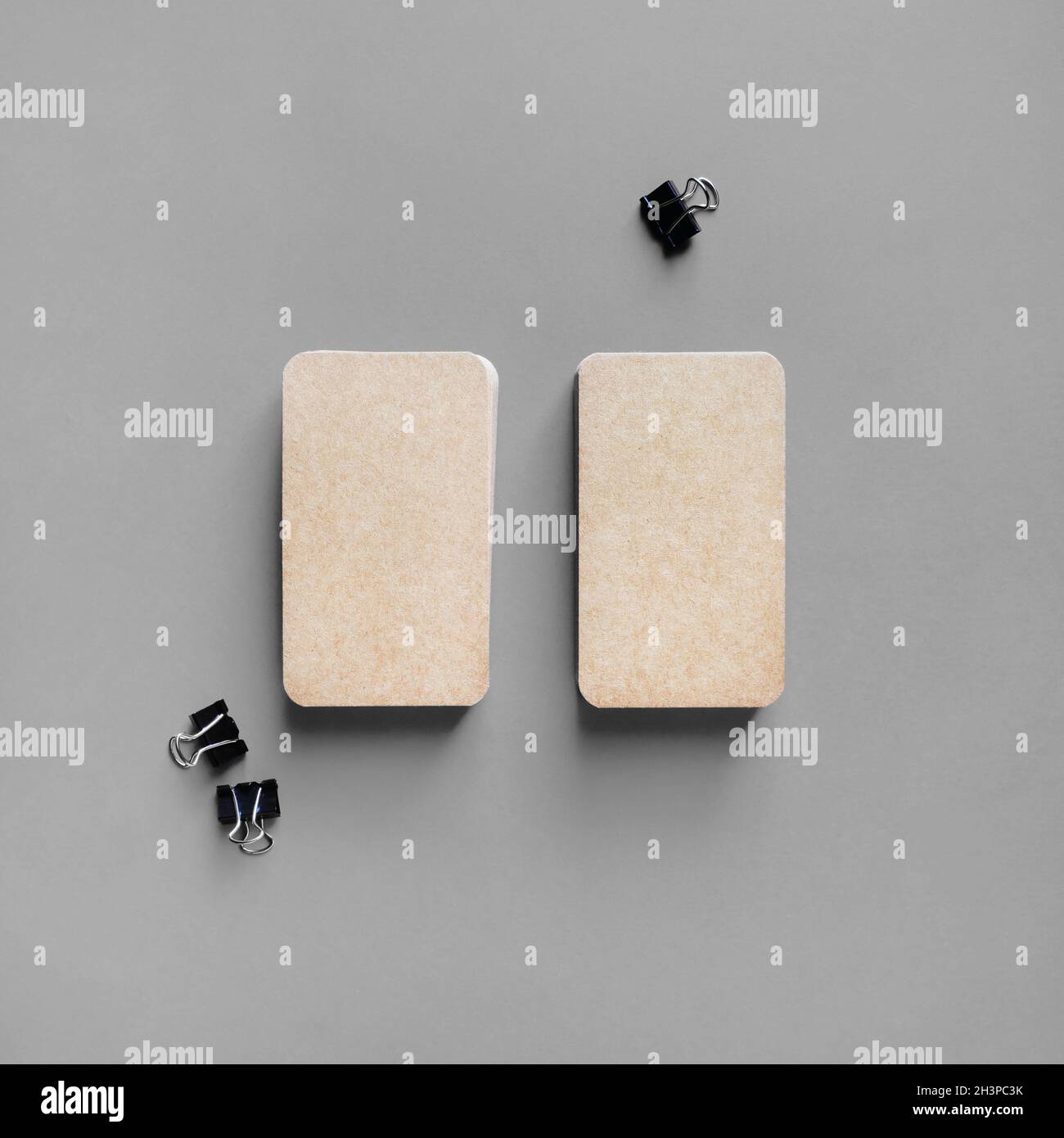 Due biglietti da visita kraft Foto Stock