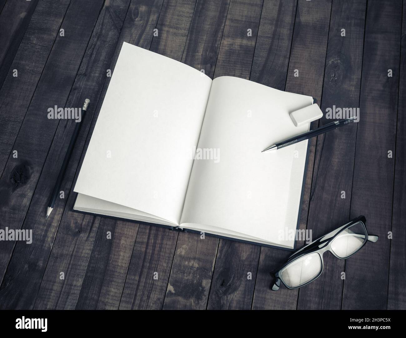 Libro, matita, occhiali, gomma Foto Stock