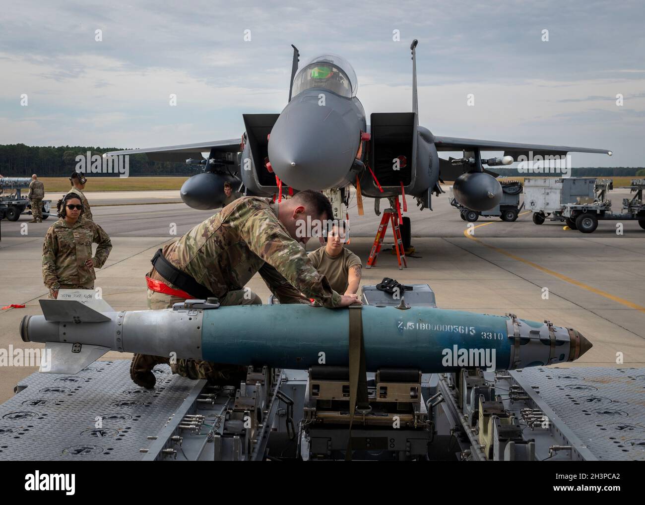 Il capo della squadra di carico cinge il GBU-38 al camion di sollevamento della bomba MJ-1 in preparazione al trasporto durante una competizione trimestrale di carico dell'equipaggio alla base dell'aeronautica di Seymour Johnson, Carolina del Nord, 21 ottobre 2021. I valutatori della standardizzazione delle armi hanno osservato gli Airmen durante la competizione, valutando il loro lavoro. (STATI UNITI Air Force foto di Senior Airman Kimberly Barrera) Foto Stock