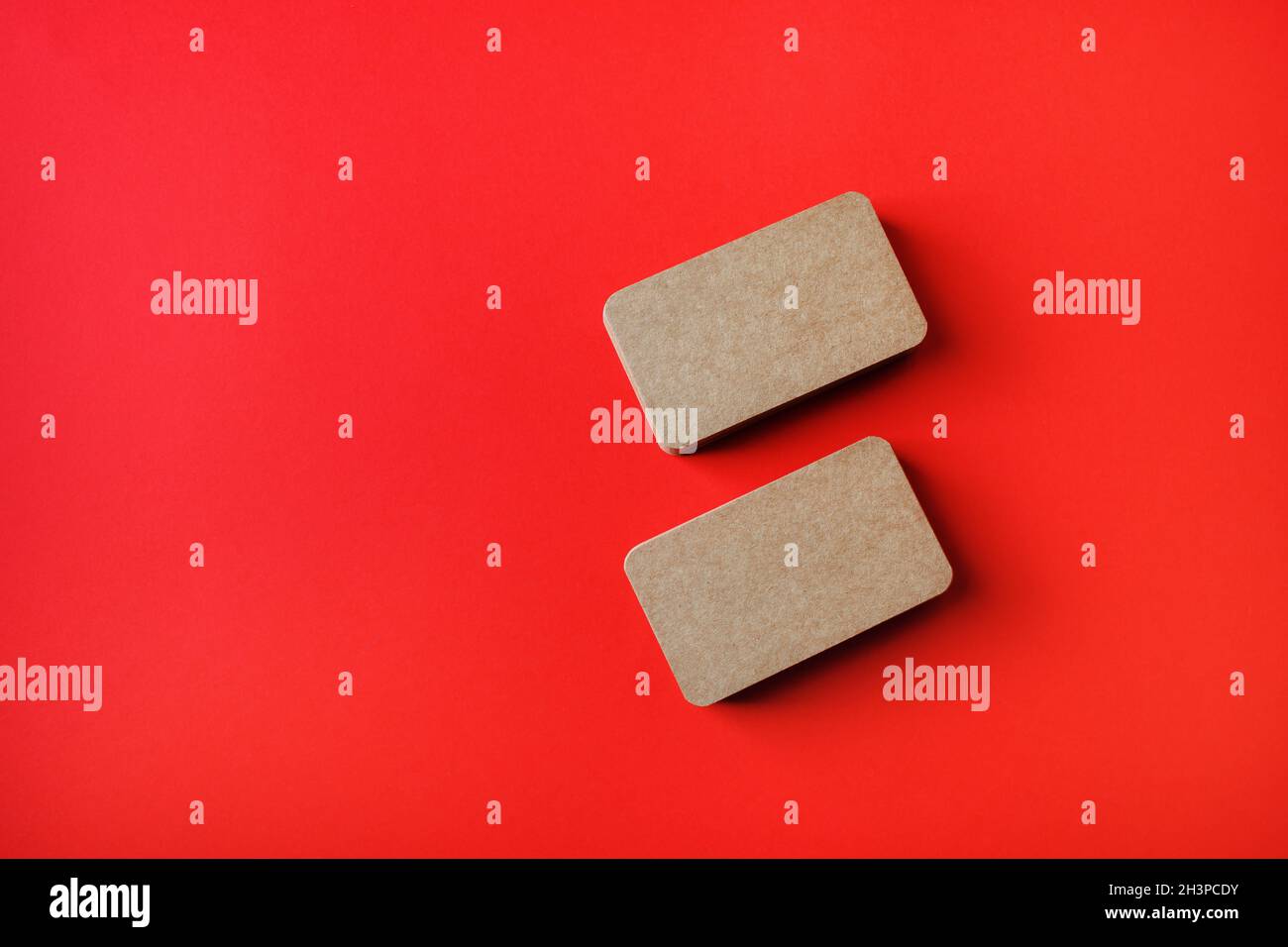 Biglietti da visita su rosso Foto Stock