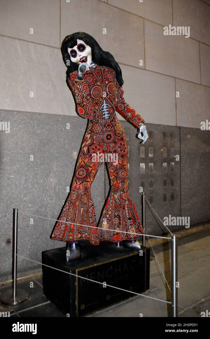 New York City, USA. 29 ottobre 2021. Una scultura scheletrica vista in mostra come parte dell'installazione d'arte dia de Muertos durante la settimana del Messico al Rockerfeller Center di New York. Credit: SOPA Images Limited/Alamy Live News Foto Stock