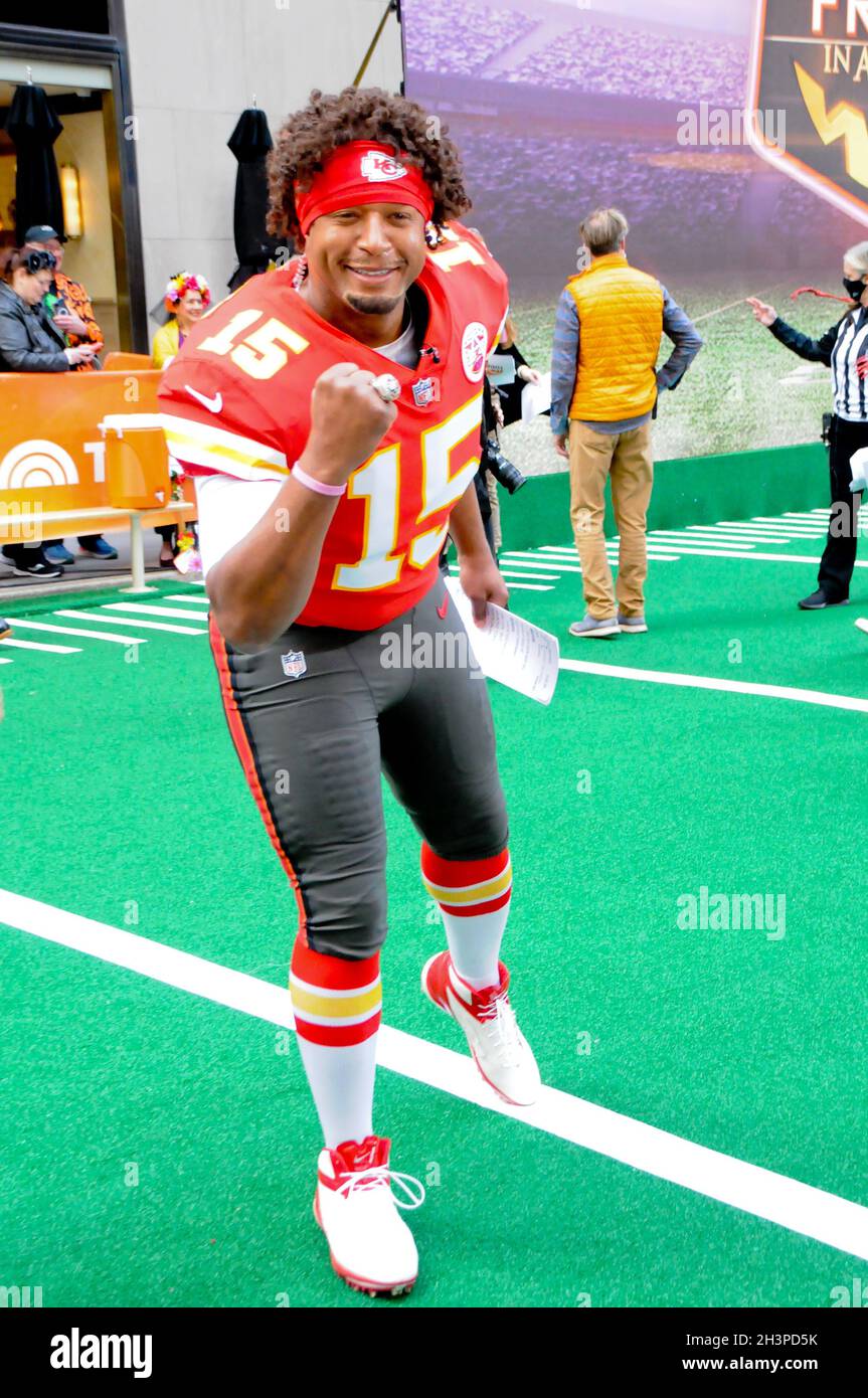 New York City, Stati Uniti. 29 ottobre 2021. Craig Melvin si veste come calciatore americano Patrick Mahomes colpisce una posa al 'Today' TV show speciale Halloween al Rockefeller Center. (Foto di Efren Landaos/SOPA Images/Sipa USA) Credit: Sipa USA/Alamy Live News Foto Stock