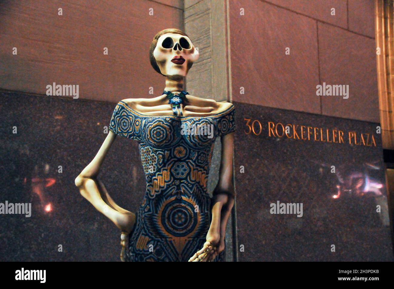 New York City, Stati Uniti. 29 ottobre 2021. Una scultura scheletrica vista in mostra come parte dell'installazione d'arte dia de Muertos durante la settimana del Messico al Rockerfeller Center di New York. (Foto di Efren Landaos/SOPA Images/Sipa USA) Credit: Sipa USA/Alamy Live News Foto Stock