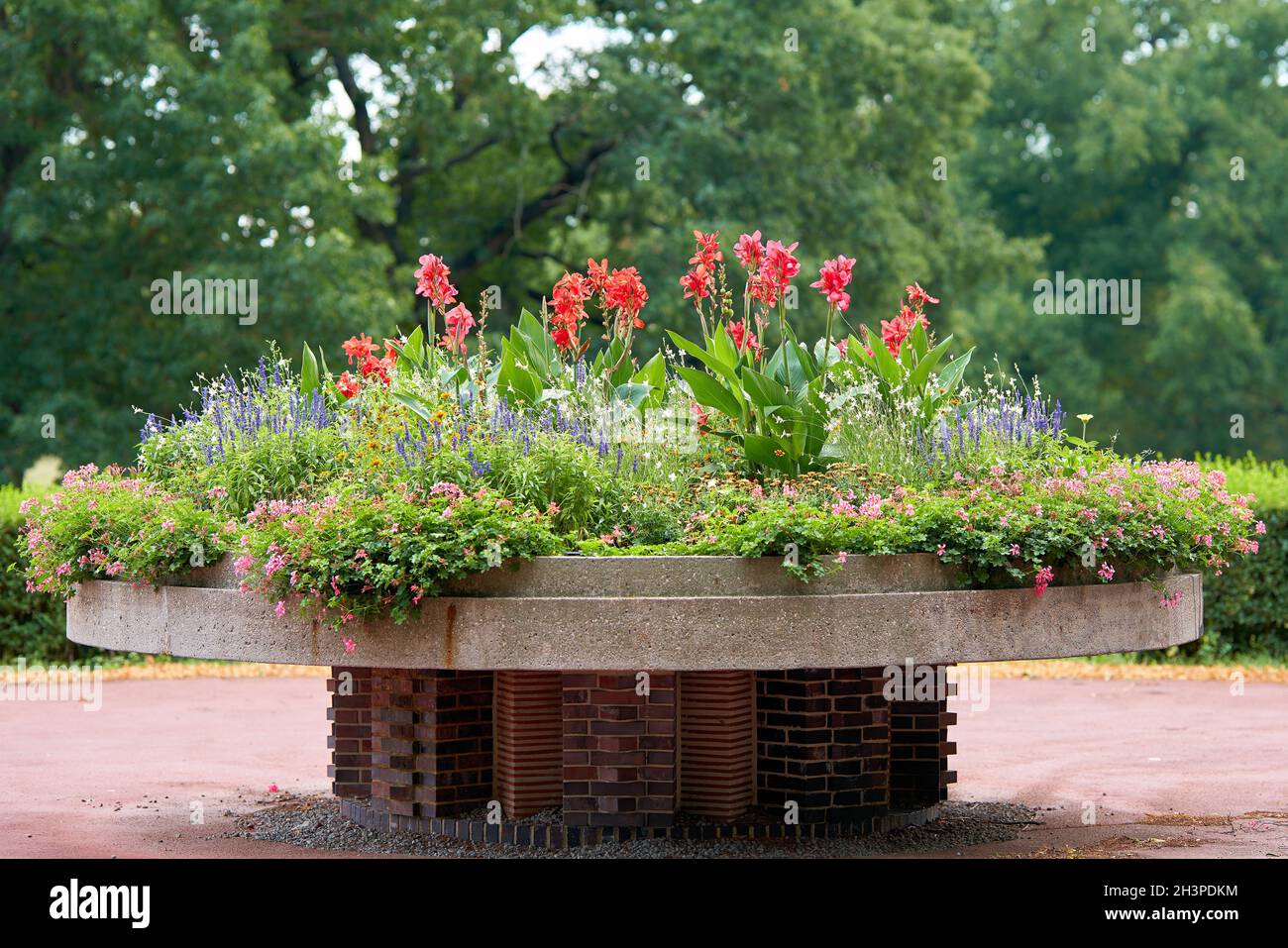 Confine fiorito con fiori in fiore come decorazione nella città di Magdeburgo parcheggio Foto Stock
