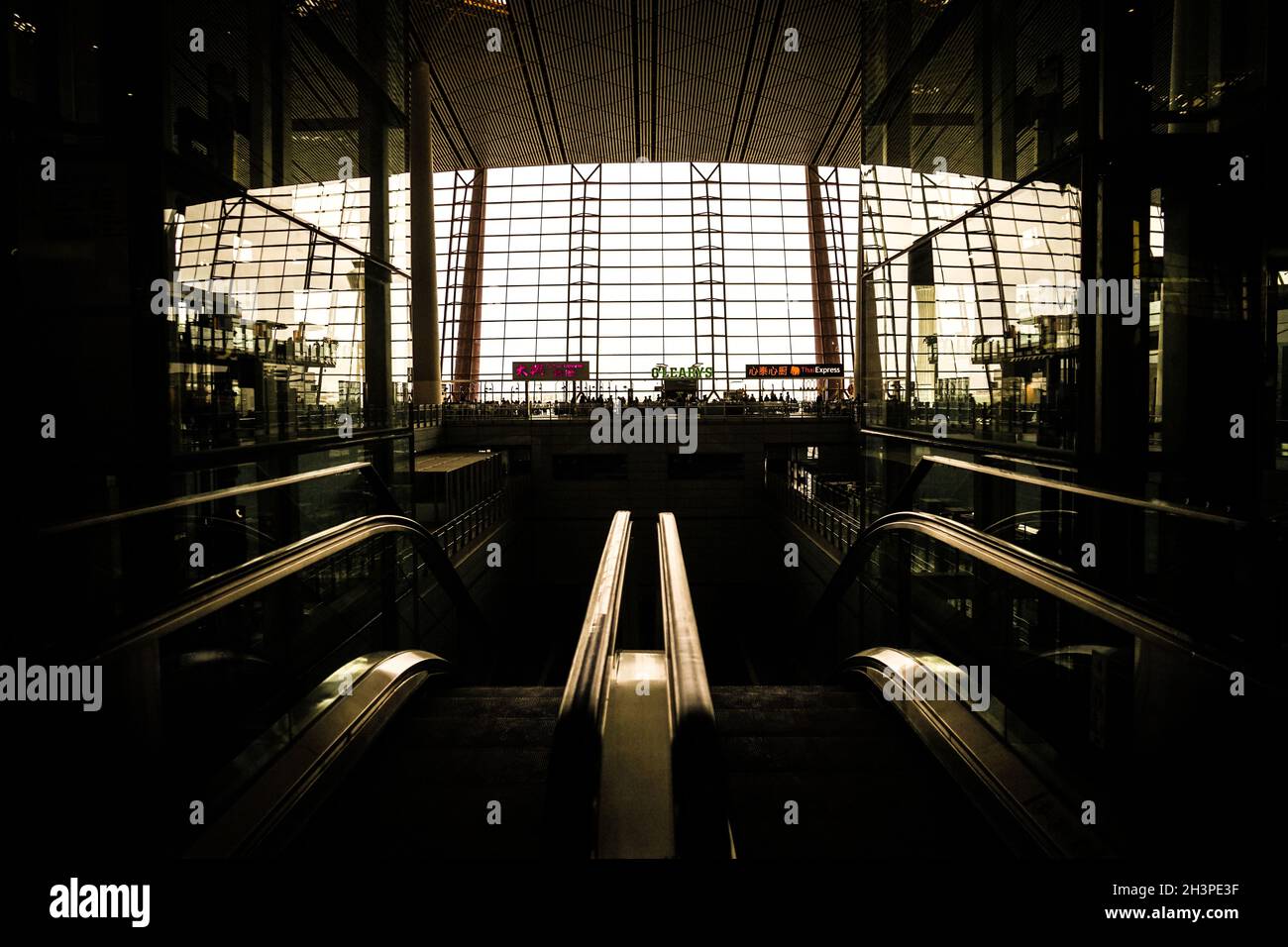 Sala d'attesa e la silhouette dell'Aeroporto Internazionale di Pechino Foto Stock